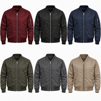 Blouson Bomber Homme en Gros – Col Côtelé Lisse, Fermeture Éclair, Manches Longues, Poches Zippées, Coupe Droite, Style Décontracté