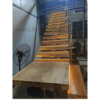 Moderne Stahl-Holz-Treppe für Villen-Innenräume Maßgefertigte Innen-Geradtreppe mit Holzstufen Mono-Stringer-Treppe