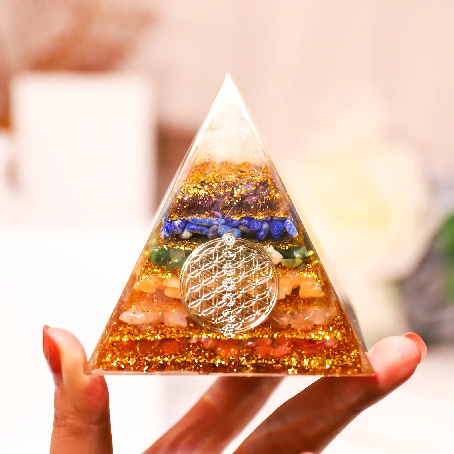 Grosir Kristal Chip Energi Orgonit Piramida Penyembuhan Reiki Meditasi 7 Chakra Orgone Piramida untuk Energi Spiritual