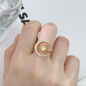 Anillo Ajustable de Luna y Estrella con Circonita Cúbica 3A y Baño de Oro de 18K, al por Mayor - Product Image 2