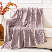 Plaid en flanelle rose à chevrons géométriques gaufrés avec logo personnalisé, en polaire texturée 3D douce et unie pour canapé et chambre