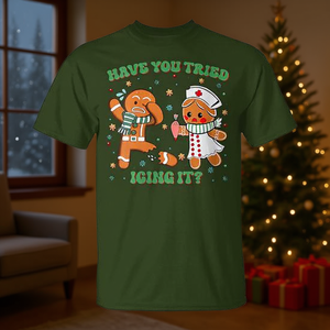 Camiseta de Navidad para enfermera de UCI con diseño de galleta de jengibre y la frase: ¿Te lo has probado con glaseado? - Product Image 3