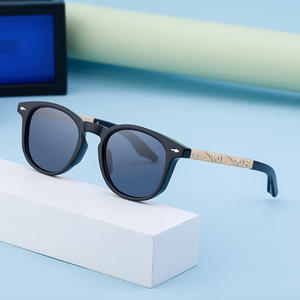 Gafas de sol cuadradas de moda ZS-98169 para mujer, protección UV400, lentes de PC, negro, dorado, degradado gris, protección solar para viajes - Product Image 1