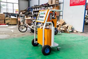 Espumador de Poliuretano Compacto CNMC-R con Control Remoto, Calentador de 7.5Kw, Accionamiento Neumático y Capacidad de 2-12Kg/min - Product Image 2