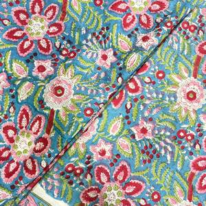 Tela de Algodón Estampada con Flores Azul Cielo y Patrón Botánico en Rosa, Rojo y Verde para Kurti, Vestido, Traje Salwar y Ropa Étnica - Product Image 2