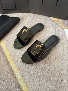 รองเท้าแตะดีไซน์หรูหราจากแบรนด์ดังของ Y รุ่นยอดนิยม สีดำ ประดับตัวอักษรและกระดุมโลหะ ด้านบนเป็นวัสดุเจลลี่ทรงกลม พร้อมสายรัดและพื้นรองเท้าทำจากยาง - Product Image 5