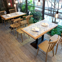 Combinaison table et chaises de restaurant en bois massif de style nordique moderne pour hôtel, restaurant et pâtisserie