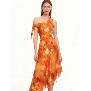 ชุดเดรสแฟชั่นสำหรับผู้หญิง ดีไซน์หรูหรา ไหล่เฉียง ผ้าตาข่ายพิมพ์ลาย เหมาะสำหรับใส่ไปเที่ยวพักผ่อน - Product Image 1