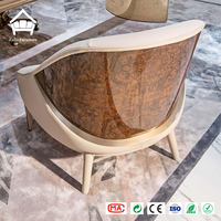 Fauteuil de salon de luxe en bois de burl, cuir blanc cassé, mobilier sur mesure complet pour toute la maison, finition dorée, projet de villa sculptural