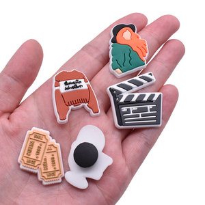 Breloques personnalisées pour chaussures pour adolescents, thème cinéma rétro, ensemble d'épingles à chaussures en PVC imperméables, badges cool popcorn et claquettes de cinéma, cadeaux - Product Image 3