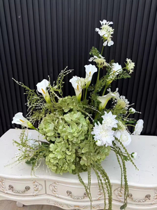 Ortensie verdi abbinate a calla e lisce artificiali bianche: la decorazione perfetta per un matrimonio. - Product Image 4