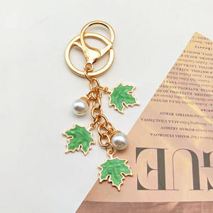 Nouveau design Porte-clés en métal 3D Feuille d'érable canadienne, émail goutte d'huile, perle, accessoires de sac - Product Image 3