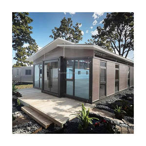 Maison-conteneur contemporaine pour <span class=keywords><strong>cabane</strong></span> de bord de lac avec grandes fenêtres orientées vers <span class=keywords><strong>l</strong></span>'<span class=keywords><strong>eau</strong></span> et extension à double aile - Product Image 1