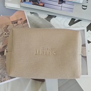 Trousse de maquillage en coton gaufré Trousse de toilette haut de gamme Logo brodé Trousse de maquillage pour femme 7 pouces - Product Image 4