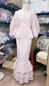 LM S26 <span class=keywords><strong>Conjunto</strong></span> Formal de <span class=keywords><strong>Dos</strong></span> <span class=keywords><strong>Piezas</strong></span> Rosa Vintage Elegante con Botones, Mangas Abullonadas Transparentes y Falda de Sirena con Volantes para Bodas y Eventos Especiales - Product Image 2