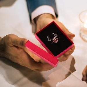 Boîtes cadeaux personnalisées en carton rouge pour bijoux, avec couvercle et base, et éponge noire - Product Image 2