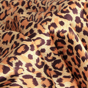 Tissu imprimé <span class=keywords><strong>léopard</strong></span> à prix de gros usine, tissu satiné à motif <span class=keywords><strong>léopard</strong></span> imprimé sur mesure - Product Image 2