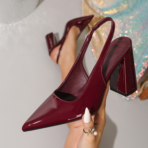 Sandales élégantes à talon bloc brillant pour femme, en cuir verni bordeaux foncé, à bout pointu, avec bride arrière extensible, style escarpins habillés - Product Image 1