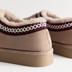 Chaussons d'intérieur pour femmes avec dessus en daim synthétique, bande tissée à points croisés, doublure en fausse fourrure, plateforme, bottes à enfiler - Product Image 2