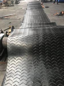 YUPHENG Venta al por mayor EP1000/5 Banda transportadora de caucho con patrón de chevron multivoltas de 6 mm, resistente al desgaste de 15 MPa para minería de carbón y geoponía - Product Image 1