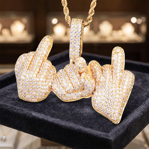Colgante con diseño de gesto de mano 'Iced' y charm de moissanita, de plata 925 chapada en oro, con cadena de eslabones, joyería Hip Hop para fiesta - Product Image 4