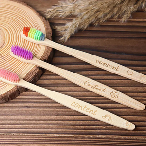 Brosse à dents en bois personnalisée Uionen avec texte gravé, brosse à dents de voyage tendance pour la famille, cadeau créatif pour les amis et la famille - Product Image 1