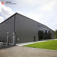 Entrepôt en acier préfabriqué moderne avec structures en acier léger, résistance au vent élevée, fenêtres en alliage d'aluminium