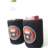 Support de canette personnalisé en velours côtelé et néoprène avec logo en patch de caoutchouc, base antidérapante et coutures surjetées pour porte-canettes et refroidisseurs de canettes