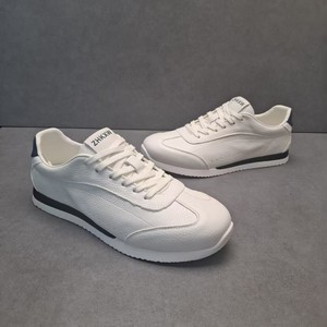 Zapatillas de cuero blanco con cordones, detalle de franja lateral negra en contraste, parte superior de grano suave, zapatillas bajas para correr, suela plana ligera y delgada - Product Image 1