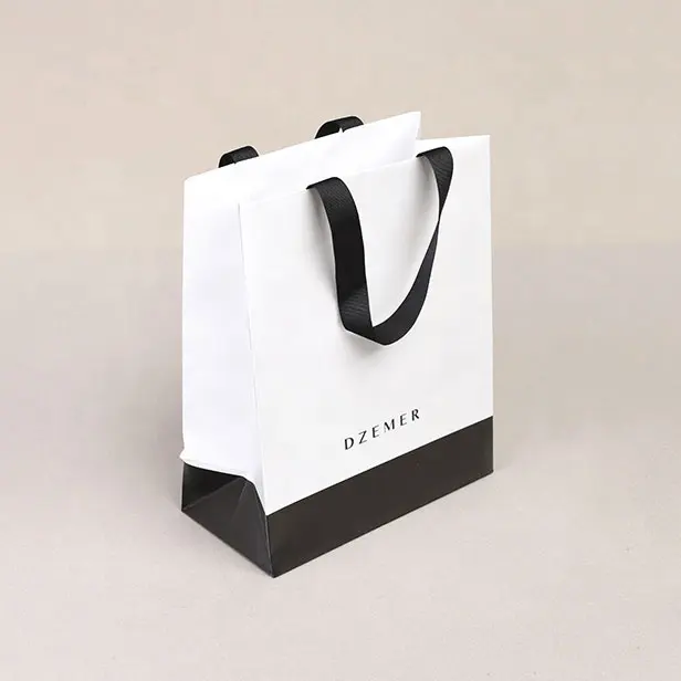 डिजाइन चीन थोक लक्जरी पुनर्नवीनीकरण गर्म बिक्री खरीदारी पेपर बैग के साथ ब्रांडेड पेपर बैग लोगो प्रिंट