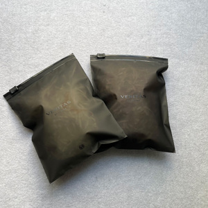Mini-sacs noirs givrés avec fermeture éclair et logo personnalisé - Sacs en plastique semi-transparents à fermeture éclair pour bijoux et soins de la peau - Product Image 5