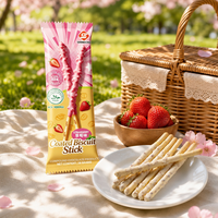 Biscuits Halal à la fraise enrobés d'une couche de crème fruitée et d'un cœur croustillant de blé, en sachets individuels de 18g