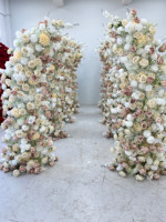 Arche florale artificielle rouge-orangée EverBloom Studio pour décoration de scène de mariage de luxe