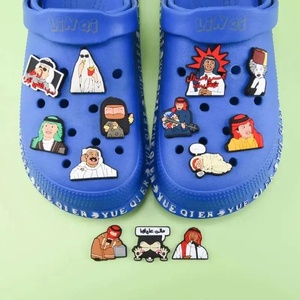 Navidad anime mexicano dibujos animados personalizado Zueco PVC conejito <span class=keywords><strong>Karol</strong></span> <span class=keywords><strong>G</strong></span> árabe personalizado Halloween diseñador zapato zuecos encantos - Product Image 4