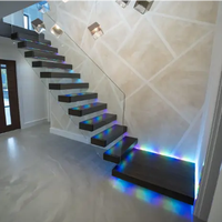 Escalier flottant de style moderne avec marches en bois massif et garde-corps en verre trempé, structure cachée de luxe