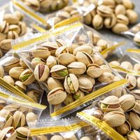 Geselecteerde ongebleekte gezonde notensnacks, hoogwaardige gepelde geroosterde heerlijke pistachenoten, rauwe pistachenoten voor consumptie