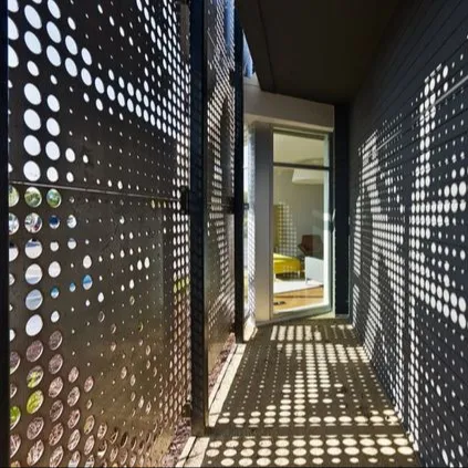Rejilla de altavoz de malla metálica perforada con arquitectura de aluminio decorativa personalizada para muro cortina