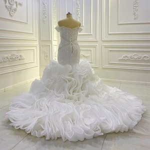 Robe de mariée sirène NDB10709 en dentelle, jupe queue de poisson, épaules dénudées, sans manches, décolleté plongeant sexy - Product Image 3