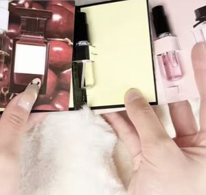 ชุดน้ำหอมขนาดพกพา กล่องของขวัญขายส่ง กลิ่นหอมแบบพกพา รับผลิตแบบ OEM/ODM ปรับแต่งฉลากส่วนตัว บรรจุภัณฑ์พร้อมสำหรับขายจำนวนมาก - Product Image 3