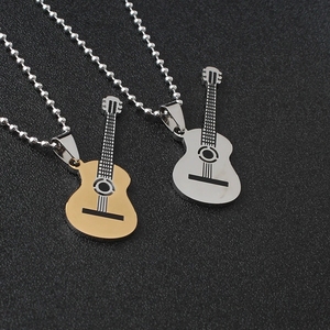 Collier classique en forme de plectre de guitare acoustique en acier inoxydable pour les amateurs de musique et les guitaristes - Product Image 3