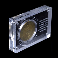 Boîte de rangement et d'exposition pour pièces commémoratives en acrylique magnétique transparent, robuste et au design rétro personnalisé, vendue par le fabricant.