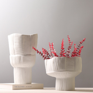 Vases en porcelaine de Style chaud <span class=keywords><strong>pour</strong></span> fleurs décor à la maison minimaliste avec <span class=keywords><strong>Vase</strong></span> blanc mat géométrique rayé céramique Pot de fleur jardinières - Product Image 1