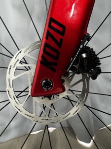 Vélo de course sur route aérodynamique en fibre de carbone 700C avec système de vitesses électroniques 24 vitesses, frein à disque hydraulique, léger, vente en gros OEM - Product Image 5