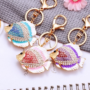 2026 Pendentif de sac pour femme en métal, orné de diamants et de pierre de lune, motif poisson plat, cercle océanique, porte-clés de voiture - Product Image 1