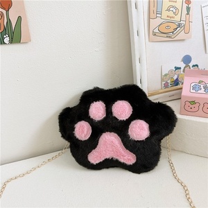 Sac bandoulière personnalisé en peluche grise en forme de patte de chat, mini sac à bandoulière doux et moelleux avec patte rose et chaîne dorée, cadeau idéal pour femme - Product Image 3