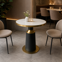 Mobilier moderne pour café et restaurant avec tables, chaises, banquettes et comptoir de bar sur mesure