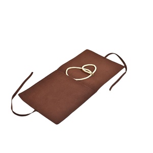 Pochette à bijoux en daim marron foncé avec logo embossé personnalisé, fermeture à cordon - Product Image 4