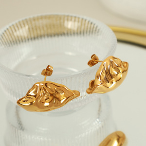 ต่างหูไทเทเนียมเหล็กทรงใบไม้สีทองรูปทรงไม่สม่ำเสมอ ดีไซน์เรียบง่ายสำหรับใส่ทุกวัน - Product Image 2