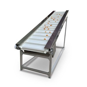 Convoyeur à bande PU de qualité alimentaire incliné en usine avec rabats de jupe et planches transversales Vitesse réglable de haute qualité - Product Image 6