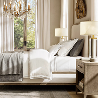 Lit en bois massif de haute qualité au design élégant, finition sablée, texture subtile, avec pied de lit en tissu français, idéal pour les propriétaires.